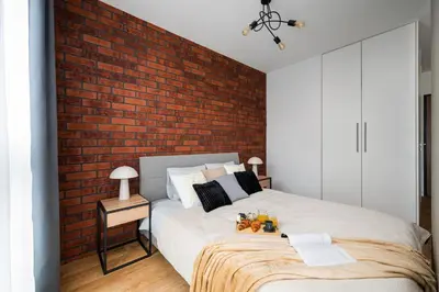 Łóżko lub łóżka w pokoju w obiekcie Superb Loft Studio in charming Praga District, 300 m to Metro & 100 m to tram, balcony