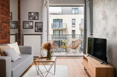 Telewizja i/lub zestaw kina domowego w obiekcie Superb Loft Studio in charming Praga District, 300 m to Metro & 100 m to tram, balcony