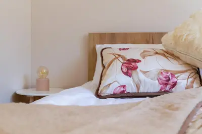 Łóżko lub łóżka w pokoju w obiekcie Mokotow Apartments Reytan by Noclegi Renters