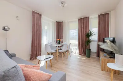 Telewizja i/lub zestaw kina domowego w obiekcie Mokotow Apartments Reytan by Noclegi Renters