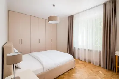 Łóżko lub łóżka w pokoju w obiekcie Royal Baths Bright Apartment by BookingHost