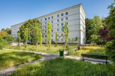 Ogród w obiekcie Royal Baths Bright Apartment by BookingHost