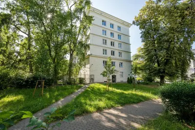 Ogród w obiekcie Royal Baths Bright Apartment by BookingHost