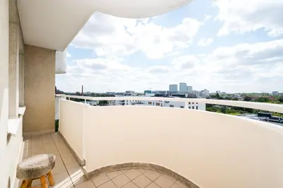 Balkon lub taras w obiekcie Metro Płocka 10th Floor View Apartment by BookingHost