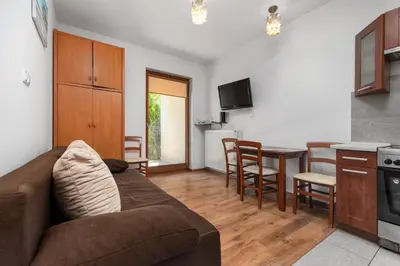 Kuchnia lub aneks kuchenny w obiekcie Jana Kazimierza 28 by Homeprime