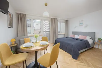 Łóżko lub łóżka w pokoju w obiekcie Studio Chmielna dla 3 Osób Centrum Warszawy by Noclegi Renters