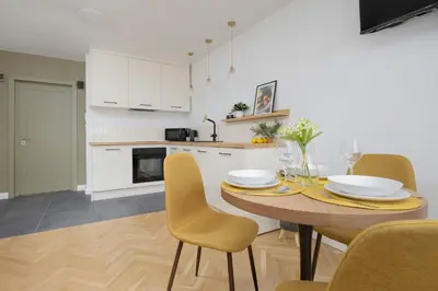 Kuchnia lub aneks kuchenny w obiekcie Studio Chmielna dla 3 Osób Centrum Warszawy by Noclegi Renters