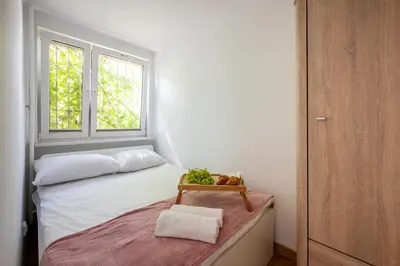 Łóżko lub łóżka w pokoju w obiekcie Solec 79A Mieszkanie z prywatnym parkingiem oraz Tarasem Oddzielna sypialnia