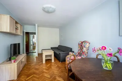 Telewizja i/lub zestaw kina domowego w obiekcie Solec 79A Mieszkanie z prywatnym parkingiem oraz Tarasem Oddzielna sypialnia