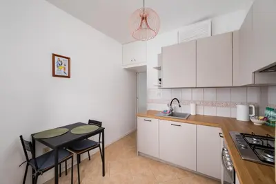 Kuchnia lub aneks kuchenny w obiekcie Metro Młynów Comfort Apartment by Bookinghost