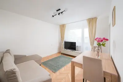 Telewizja i/lub zestaw kina domowego w obiekcie Złota Warsaw Skyline Apartment by BookingHost