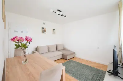 Telewizja i/lub zestaw kina domowego w obiekcie Złota Warsaw Skyline Apartment by BookingHost