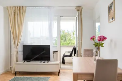 Telewizja i/lub zestaw kina domowego w obiekcie Złota Warsaw Skyline Apartment by BookingHost