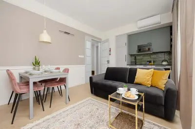 Część wypoczynkowa w obiekcie Charming One Bedroom Apartment with Air Conditioning in the Capital by Noclegi Renters
