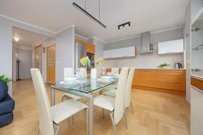 Kuchnia lub aneks kuchenny w obiekcie Wooden Apartment Żytnia in Warsaw with Parking by Noclegi Renters