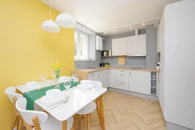 Kuchnia lub aneks kuchenny w obiekcie Exceptional Apartment with Air-Conditioning and Balcony in Warsaw by Noclegi Renters