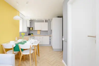 Kuchnia lub aneks kuchenny w obiekcie Exceptional Apartment with Air-Conditioning and Balcony in Warsaw by Noclegi Renters