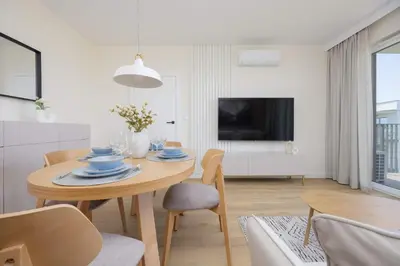 Telewizja i/lub zestaw kina domowego w obiekcie Elegant Apartment in Warsaw with Air Conditioning and Parking by Renters Prestige
