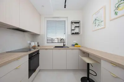 Kuchnia lub aneks kuchenny w obiekcie Elegant Apartment in Warsaw with Air Conditioning and Parking by Renters Prestige