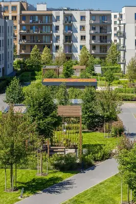 Ogród w obiekcie Elegant Apartment in Warsaw with Air Conditioning and Parking by Renters Prestige