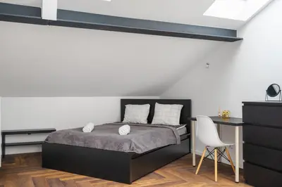 Łóżko lub łóżka w pokoju w obiekcie Close-Warsaw Stays - Stadion Narodowy - Marcinkowskiego #4