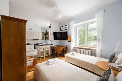 Telewizja i/lub zestaw kina domowego w obiekcie Metro Wierzbno Warm Apartment by BookingHost