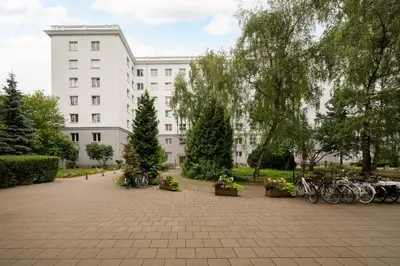 Ogród w obiekcie Metro Wierzbno Warm Apartment by BookingHost