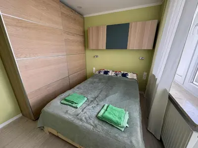 Łóżko lub łóżka w pokoju w obiekcie Apartament Bazyliańska, metro Bródno