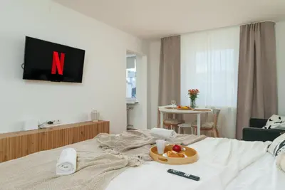 Telewizja i/lub zestaw kina domowego w obiekcie LYNA Home Plus - Royal Bed Residence