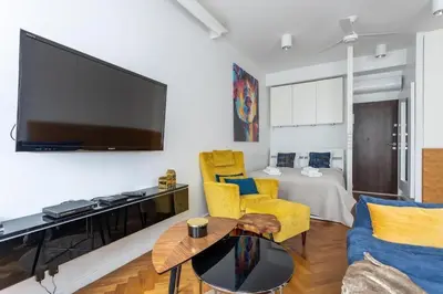 Telewizja i/lub zestaw kina domowego w obiekcie Close-Urban Apartaments - Great Location - City Center - Zurawia