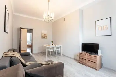 Telewizja i/lub zestaw kina domowego w obiekcie Close-Golden Apartments Warsaw - Two Bedroom Apartment in the Center -Comfortable and Cozy - Marszałkowska