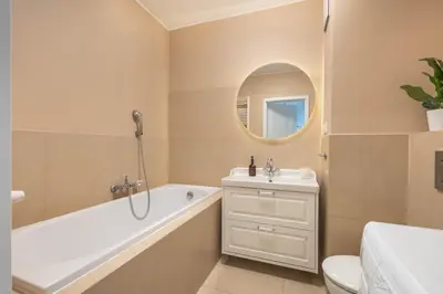 Łazienka w obiekcie Quiet Apartment near City Center & Airport - Balcony, Fast Wi-Fi