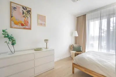 Łóżko lub łóżka w pokoju w obiekcie Quiet Apartment near City Center & Airport - Balcony, Fast Wi-Fi