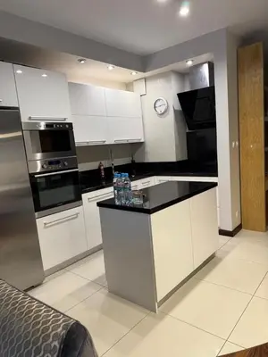 Kuchnia lub aneks kuchenny w obiekcie Apartament 3 pokojowy Miasteczko Wilanów 77m2