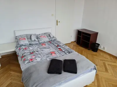 Łóżko lub łóżka w pokoju w obiekcie Fantastic-Inn Warszawa - CH35