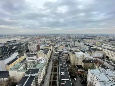 Widok na miasto Warszawa z tego apartamentu