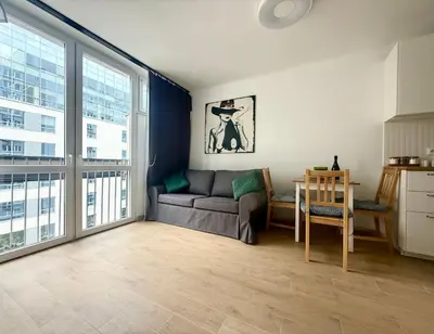 Część wypoczynkowa w obiekcie Cozy Stay Rondo ONZ Apartment