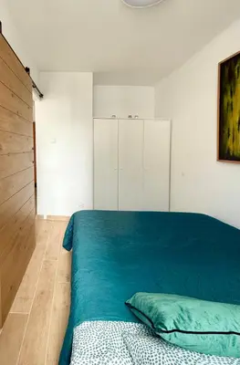 Łóżko lub łóżka w pokoju w obiekcie Cozy Stay Rondo ONZ Apartment