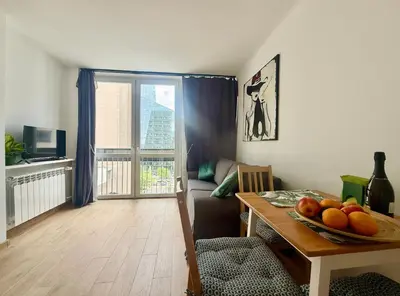 Telewizja i/lub zestaw kina domowego w obiekcie Cozy Stay Rondo ONZ Apartment