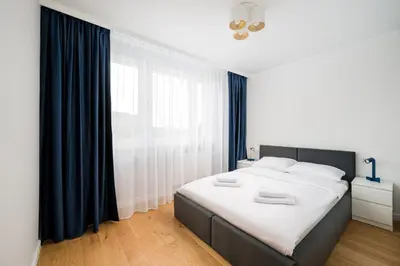 Łóżko lub łóżka w pokoju w obiekcie Stawy Brustmana Homly Apartment by BookingHost