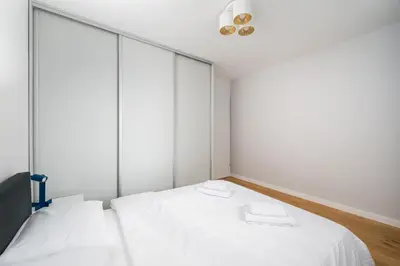 Łóżko lub łóżka w pokoju w obiekcie Stawy Brustmana Homly Apartment by BookingHost