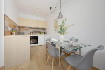 Kuchnia lub aneks kuchenny w obiekcie Atmospheric Apartment for 5 Peoples in Warsaw by Noclegi Renters