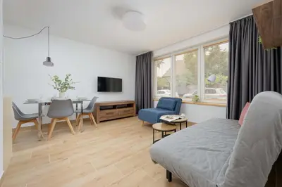 Telewizja i/lub zestaw kina domowego w obiekcie Atmospheric Apartment for 5 Peoples in Warsaw by Noclegi Renters