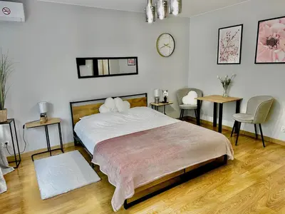 Łóżko lub łóżka w pokoju w obiekcie Metro Mlociny Apartament