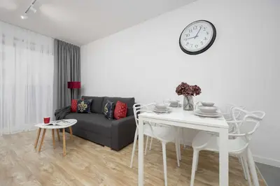 Część wypoczynkowa w obiekcie Modern Apartment in Warsaw with Garden and Parking by Noclegi Renters