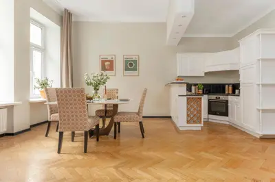 Kuchnia lub aneks kuchenny w obiekcie oompH Warsaw Central 3BR & 2BATHS Grand Residence