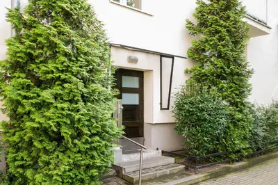 Ogród w obiekcie Plac Wilsona Modern Apartment by BookingHost