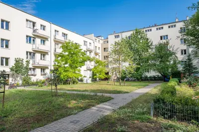 Ogród w obiekcie Plac Wilsona Modern Apartment by BookingHost