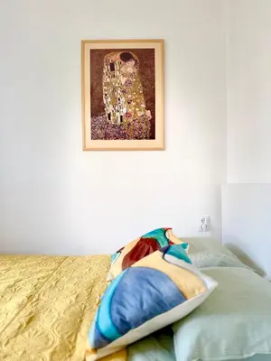 Łóżko lub łóżka w pokoju w obiekcie Cozy Stay Washington Avenue Apartment