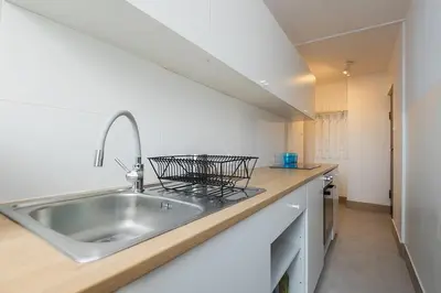 Kuchnia lub aneks kuchenny w obiekcie Leszno 34-36 Rooms SuperApart
